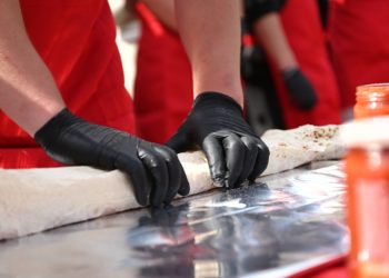 В Краснодаре на фестивале «Маёвка 2025» приготовили 21-метровую шаурму