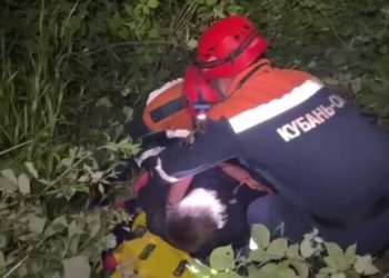 В Сочи мужчина упал с шестиметровой стены и выжил