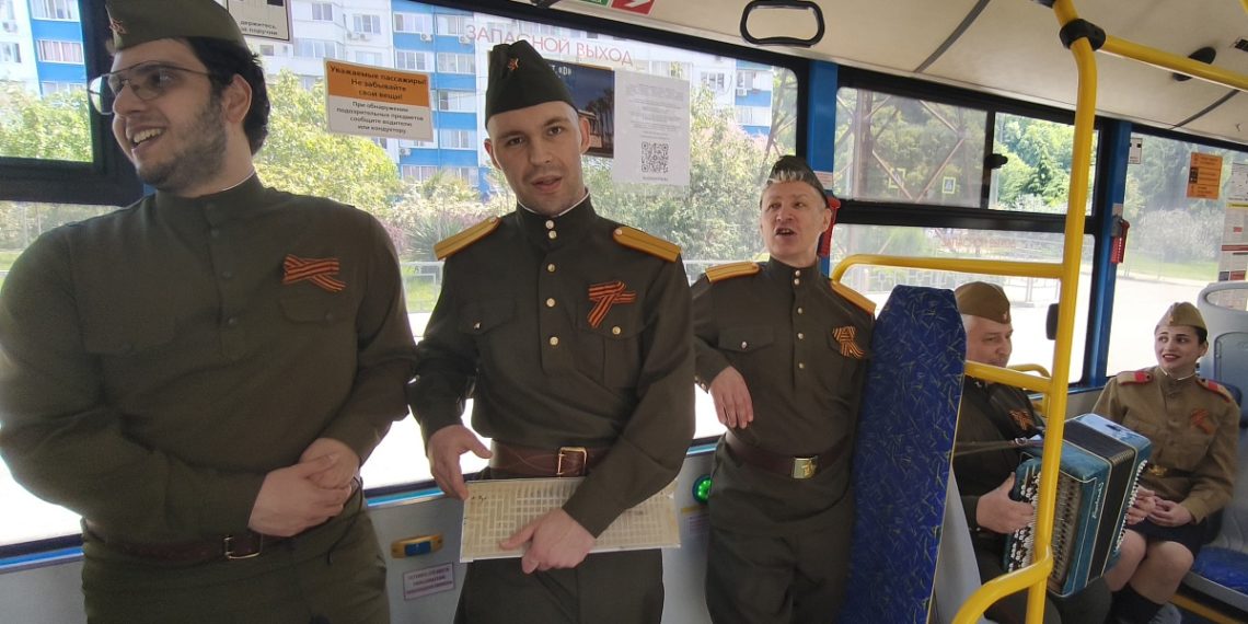 Автобусы Сочи превратились в концертные залы ко Дню Победы