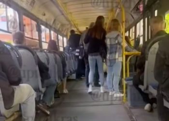 В трамвае в Краснодаре один мужчина пытался задушить другого