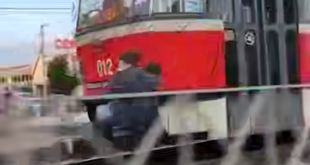 В Краснодаре подростки-зацеперы катались на трамвае