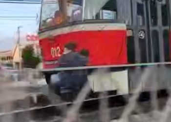 В Краснодаре подростки-зацеперы катались на трамвае