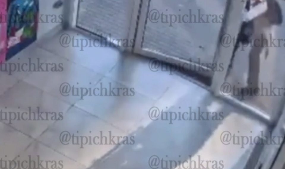 В Краснодаре школьники закинули игрушечную бомбочку в пункт выдачи