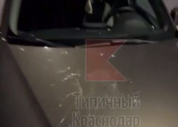 В Краснодаре четвертый день закидывают машины яйцами