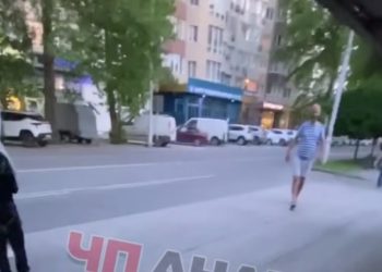 В Анапе полицейские ищут обматерившего женщину дебошира