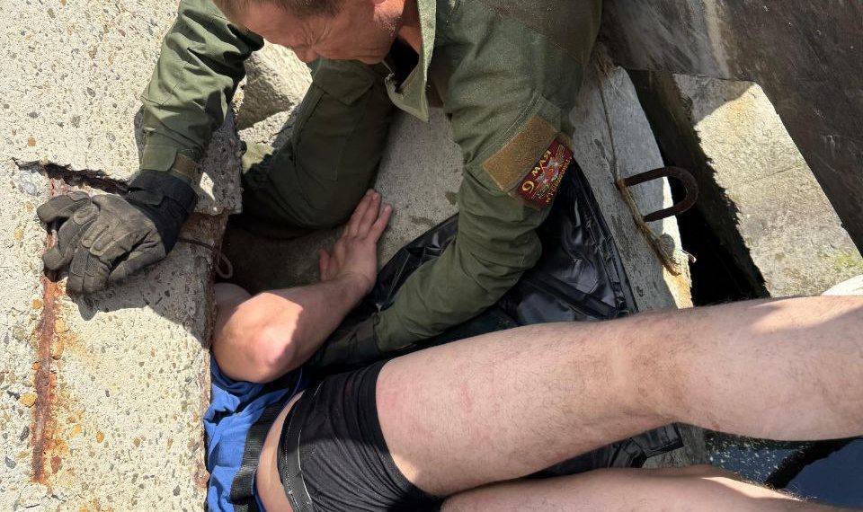 В Новороссийске купальщик застрял между гексабитами, пытаясь достать телефон