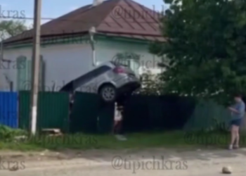 Автомобиль «прилетел» в гости: в поселке на Кубани машина зависла на заборе