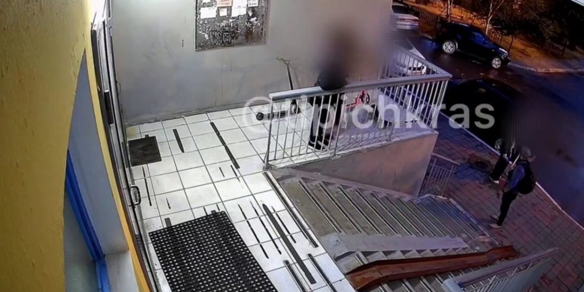 В Краснодаре странный мужчина с ножом и длинной палкой пристает к детям