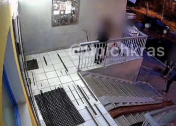 В Краснодаре странный мужчина с ножом и длинной палкой пристает к детям