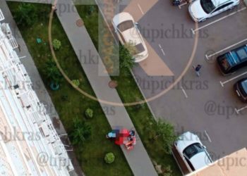 Четырехлетний ребенок в Краснодаре выпал из окна 16-го этажа и погиб