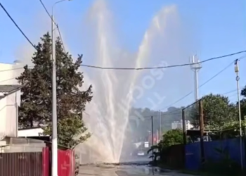 В Кудепсте из-за прорыва водопровода образовался мощный фонтан