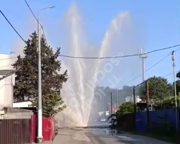 В Кудепсте из-за прорыва водопровода образовался мощный фонтан