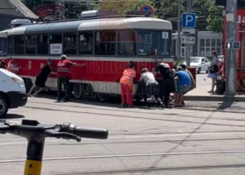 На видео попал момент, как краснодарцы толкали старый трамвай после поломки