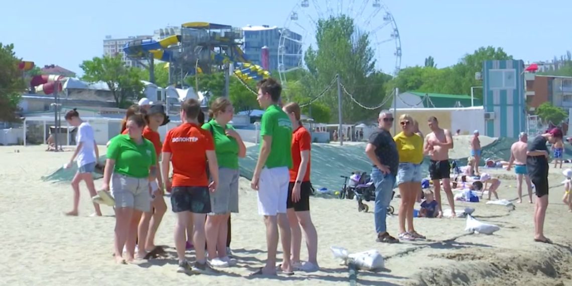 Волонтеры-медики предупреждают туристов об опасности купания в Анапе