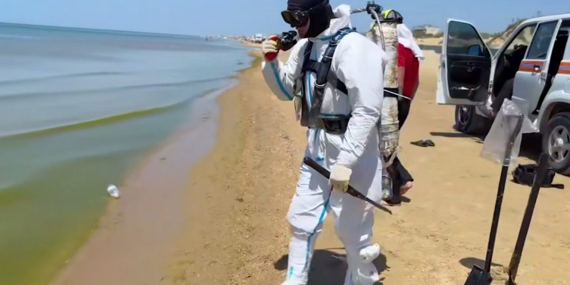 Вчера со дна моря в Анапе подняли 159 мешков с мазутом