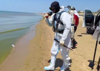 Вчера со дна моря в Анапе подняли 159 мешков с мазутом