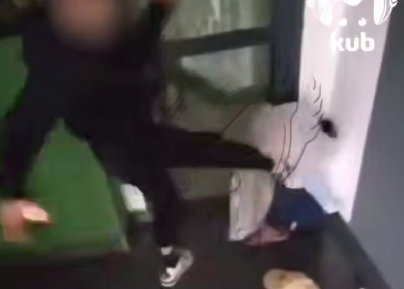 В Краснодаре подросток терроризирует детей во дворе ЖК «Все свои»