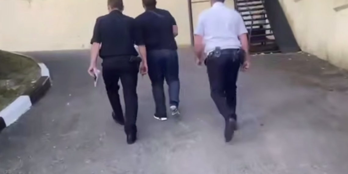 Таксист в Сочи получил 12 суток ареста за конфликт с конкурентом