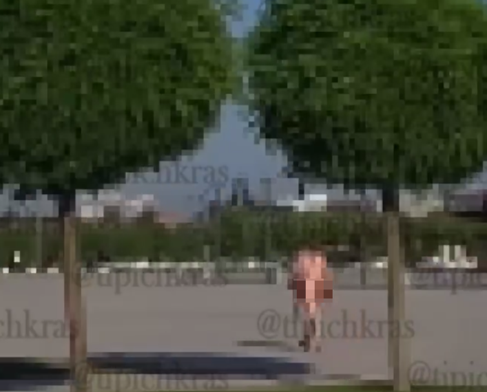 Жаркое лето в Краснодаре: голая женщина искала вход в парк Галицкого