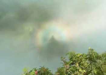 Туристы в горах Сочи запечатлели редкое природное явление — Брокенского призрака