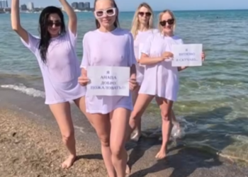 В Анапе девушки в белых майках на голое тело привлекают туристов на курорт