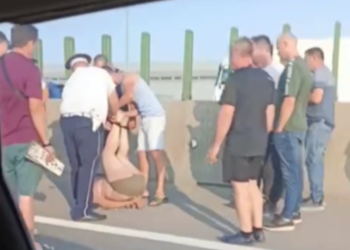 На въезде в Краснодар группа мужчин странно вела себя с человеком в одних трусах