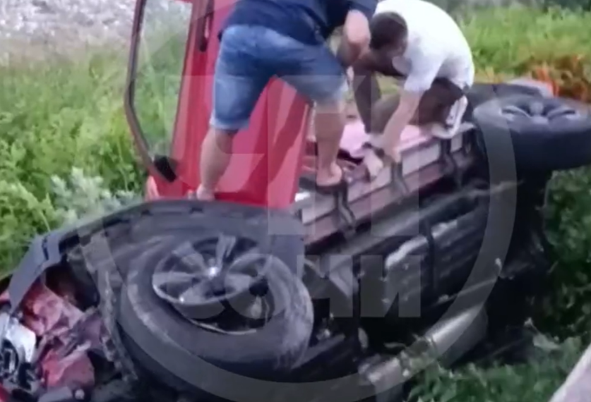 Автомобиль упал в русло реки Сочи в День России