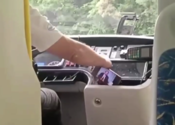 В Сочи водитель автобуса оштрафован за просмотр видео по телефону за рулём