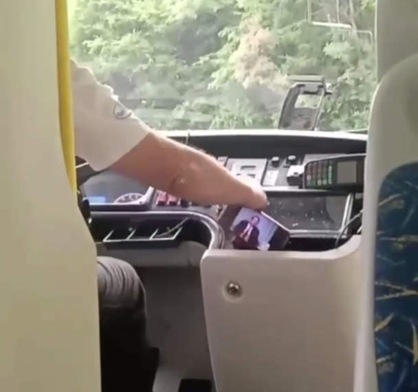 В Сочи водитель автобуса оштрафован за просмотр видео по телефону за рулём