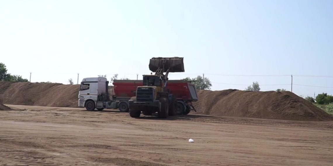 Свыше 900 тонн замазученного песка вывезли с площадки в х. Воскресенском 13 июня