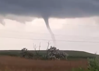 Огромный смерч напугал жителей Кубани: мощные кадры над Ахтанизовским лиманом