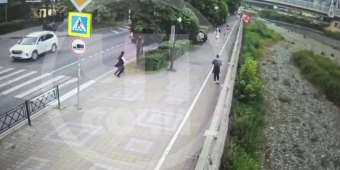 В Сочи на видео попал момент падения внедорожника в реку в День России