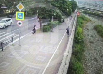 В Сочи на видео попал момент падения внедорожника в реку в День России