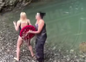 Две женщины в Сочи устроили дикие танцы с бубном около Ореховского водопада