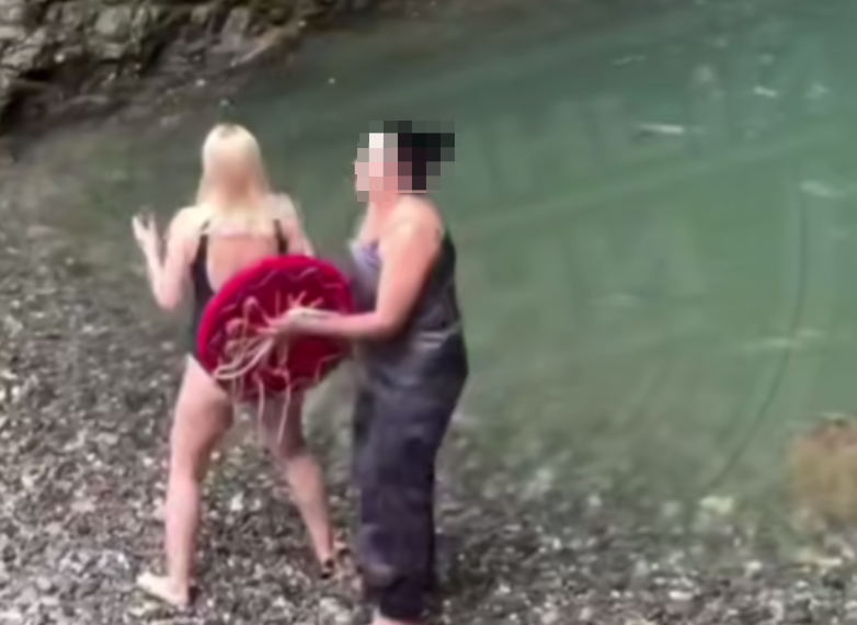Две женщины в Сочи устроили дикие танцы с бубном около Ореховского водопада