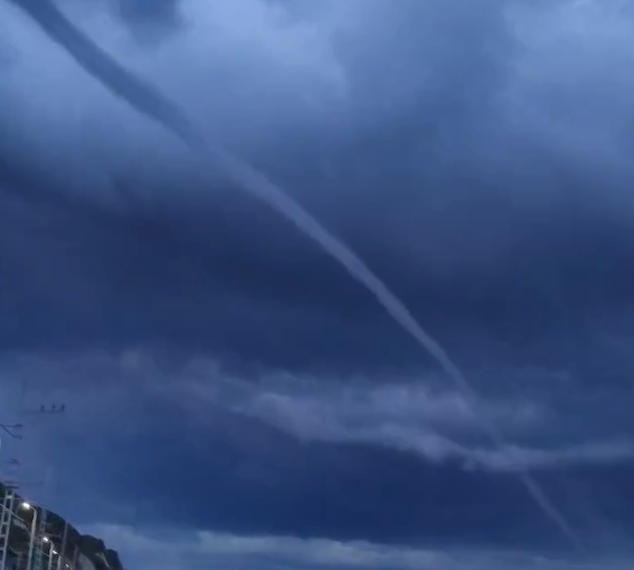 Жители и гости Туапсе стали свидетелями впечатляющего морского смерча