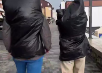 «Дождь не проблема»: туристы в Сочи выходят на прогулку в мусорных мешках