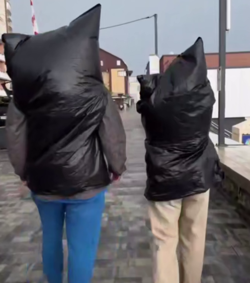 «Дождь не проблема»: туристы в Сочи выходят на прогулку в мусорных мешках