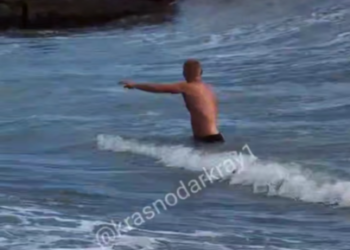 В Сочи отдыхающие продолжают загорать на пляжах и плавать в штормовом море