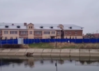 Дети едва не утонули в заброшенном бассейне на окраине Краснодара