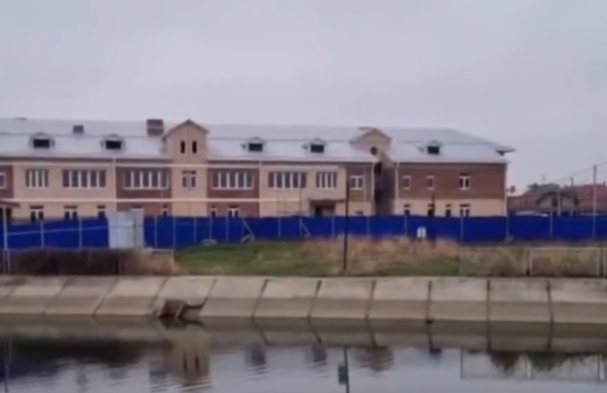 Дети едва не утонули в заброшенном бассейне на окраине Краснодара