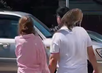 «Круче, чем пират с попугаем»: в Анапе заметили мужчину с котом на плече