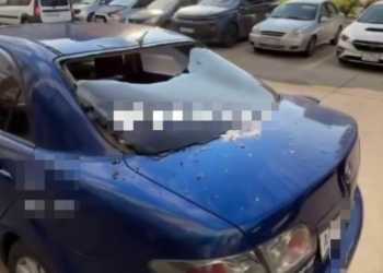 В Краснодаре дети сбросили с 11 этажа пакет с водой и разбили стекло автомобиля