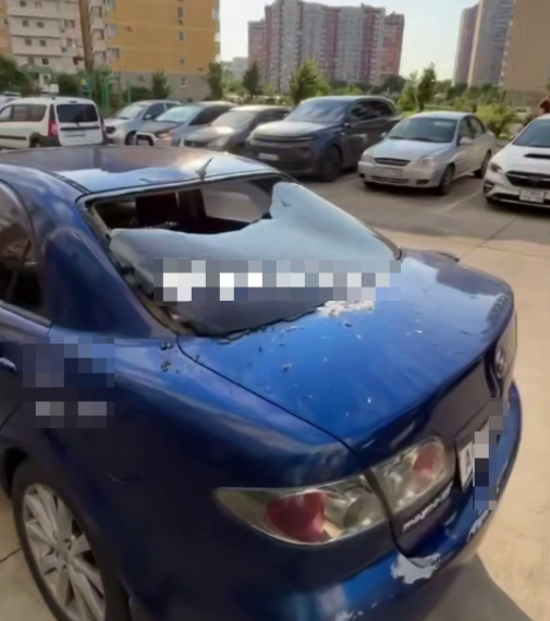 В Краснодаре дети сбросили с 11 этажа пакет с водой и разбили стекло автомобиля