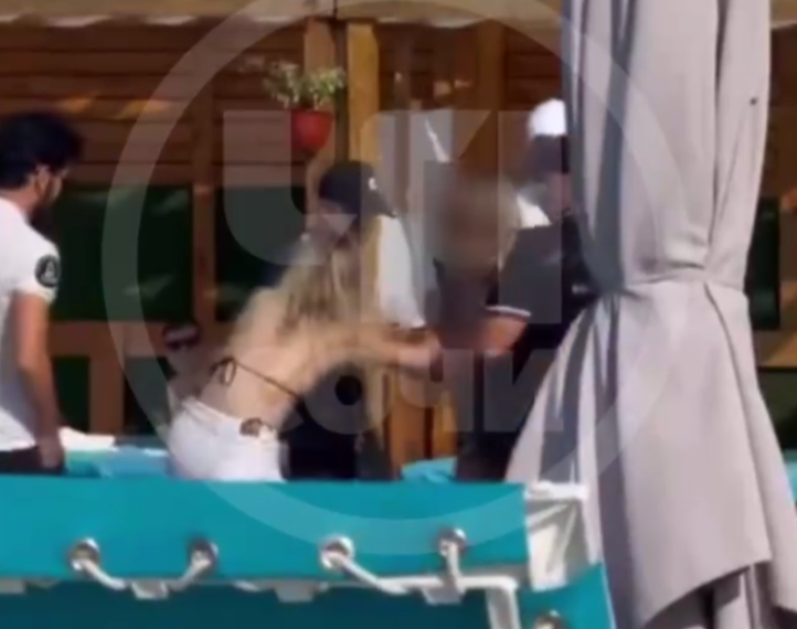 Разгул в сочинском бассейне: пьяные девушки напали на полицейского