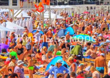 Центральный пляж Геленджика превратился в стоячий курорт из-за наплыва туристов