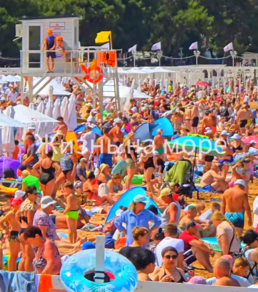 Центральный пляж Геленджика превратился в стоячий курорт из-за наплыва туристов