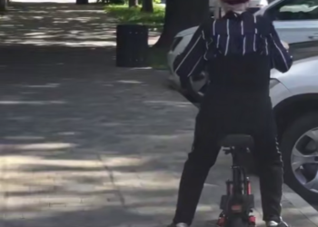 Сочинские пенсионерки пересаживаются на электросамокаты