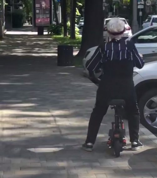 Сочинские пенсионерки пересаживаются на электросамокаты