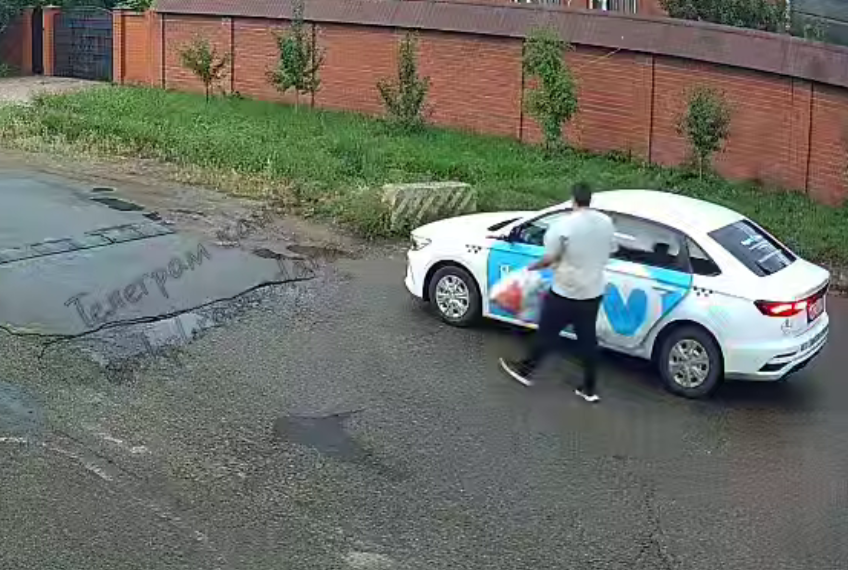 В Краснодаре таксист оставил продукты своей жизнедеятельности прямо у дороги